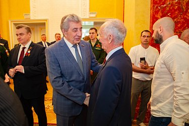 Евгений Солнцев вручил оренбуржцам государственные награды 